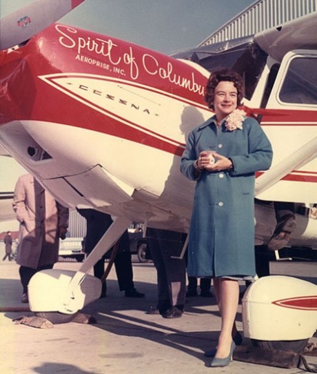 Jerrie Mock é a 1ª mulher a cruzar o mundo em um avião