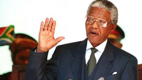 Nelson Mandela toma posse como presidente da África do Sul