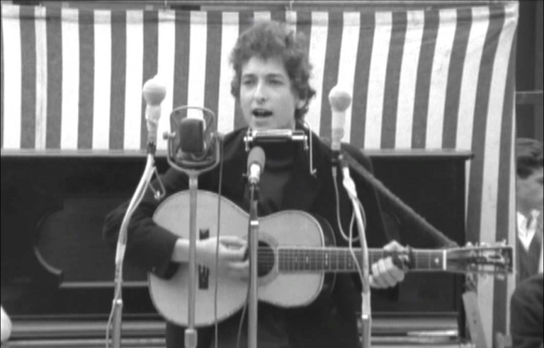 Bob Dylan estreia no Festival de Newport
