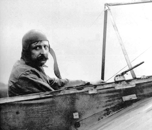 Com monoplano, Louis Blériot atravessa o Canal da Mancha