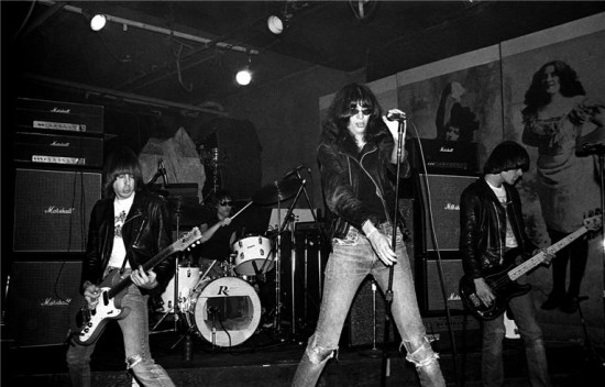 Ramones tocam pela primeira vez no CBGB, em Nova York