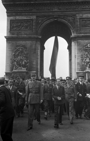 Paris é libertada das tropas nazistas