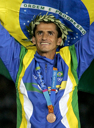 Vanderlei Cordeiro supera trauma e leva o bronze em Atenas