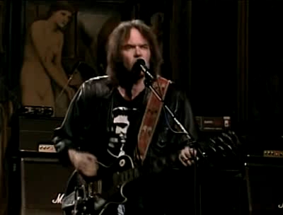 Neil Young faz show histórico no Saturday Night Live