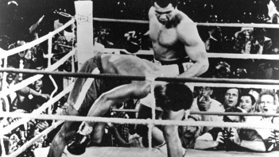 Ali vence Foreman na “Luta do Século”