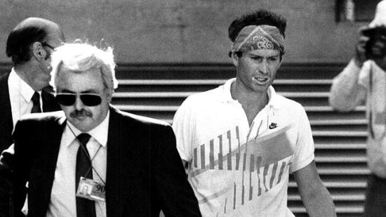 John McEnroe é expulso do Australian Open