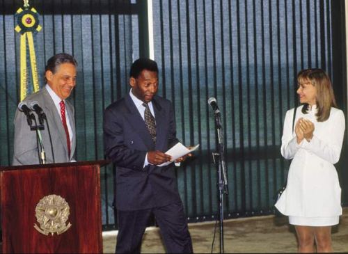 Pelé toma posse como ministro extraordinário do Esporte