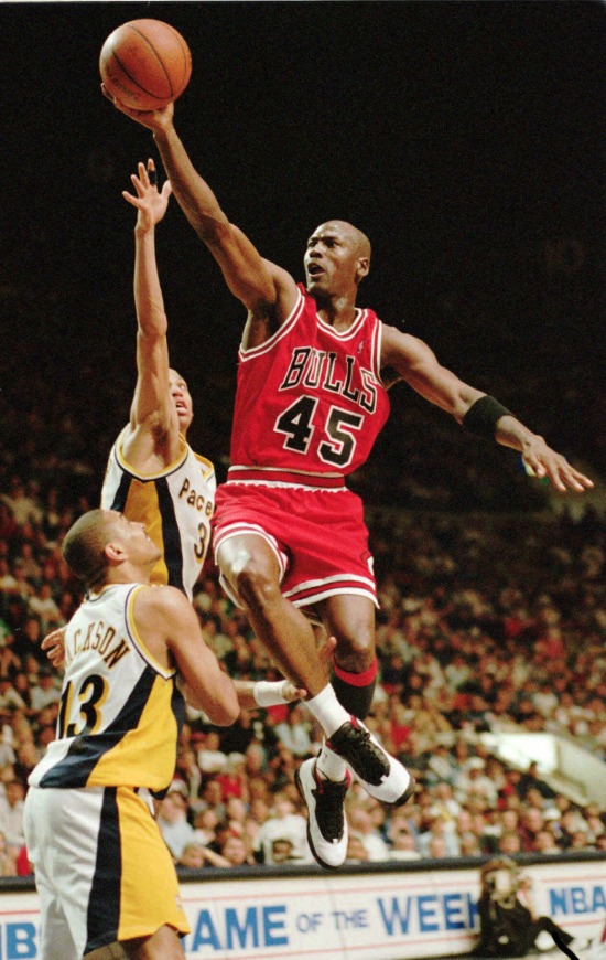 Michael Jordan volta ao basquete e ao Chicago Bulls
