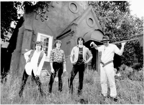 R.E.M. se apresenta pela primeira vez