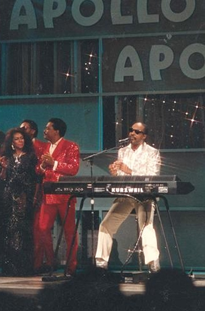 Com estrelas da Motown, Apollo Theater é reaberto em NY