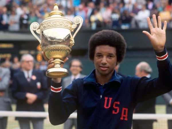 Arthur Ashe se torna o primeiro negro a vencer Wimbledon 