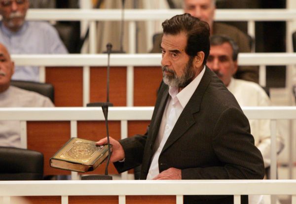 Começa o julgamento de Saddam Hussein