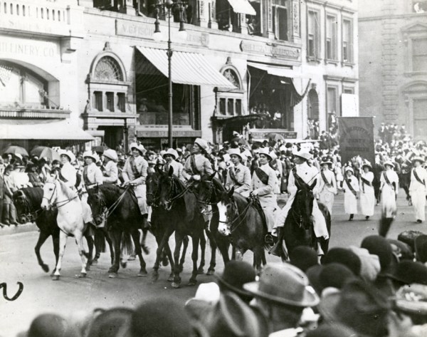 Em NY, milhares pedem pelo voto feminino