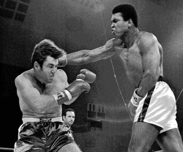 No retorno ao boxe, Ali vence por nocaute técnico