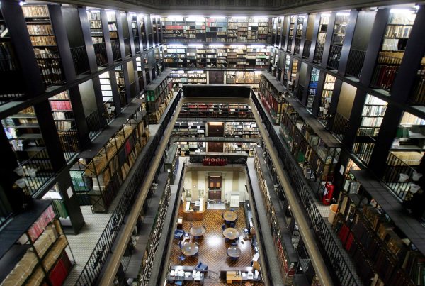 Biblioteca Nacional é fundada no Rio de Janeiro