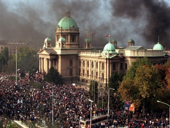 A queda de Slobodan Milosevic na Iugoslávia