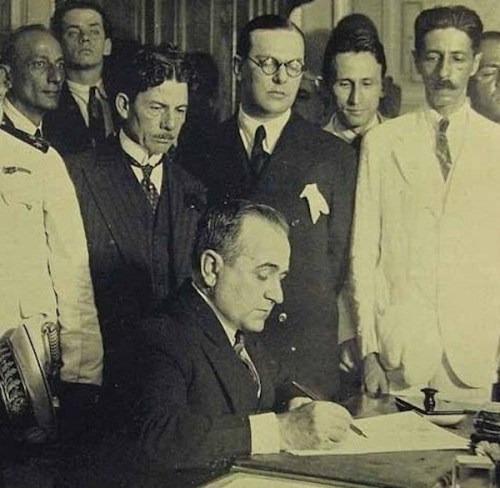 Getúlio Vargas cria o Ministério do Trabalho