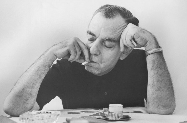 Morre Nelson Rodrigues