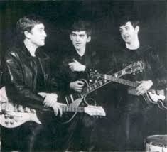 John, George e Paul com jaquetas de couro!