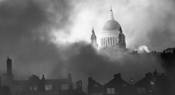 Londres sofre pesado bombardeio alemão na 2ª Guerra