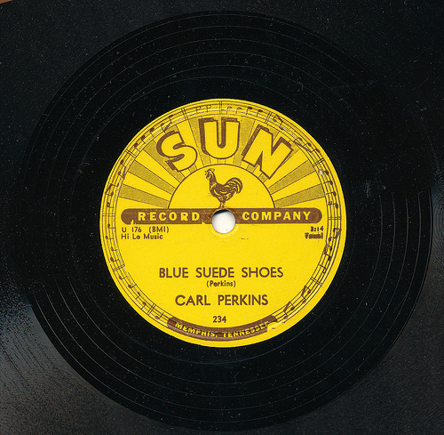 Carl Perkins lança o compacto de “Blue Suede Shoes”