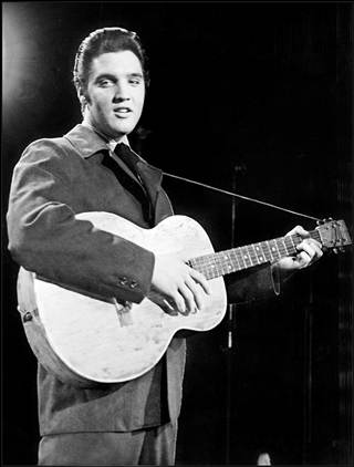 Elvis Presley ganha seu primeiro violão