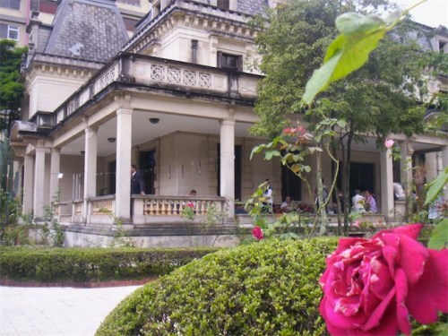 Casa das Rosas é aberta em São Paulo