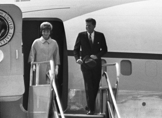 Em 1ª viagem como presidente, Kennedy chega a Paris