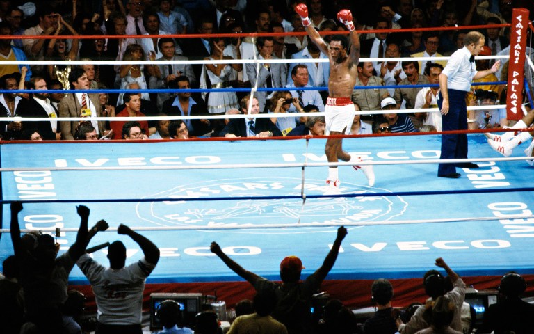 Sugar Ray Leonard bate Thomas Hearns em Las Vegas