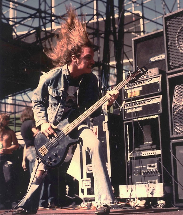 Morre o Baixista Cliff Burton