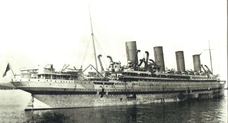HMHS Britannic afunda no Mar Egeu