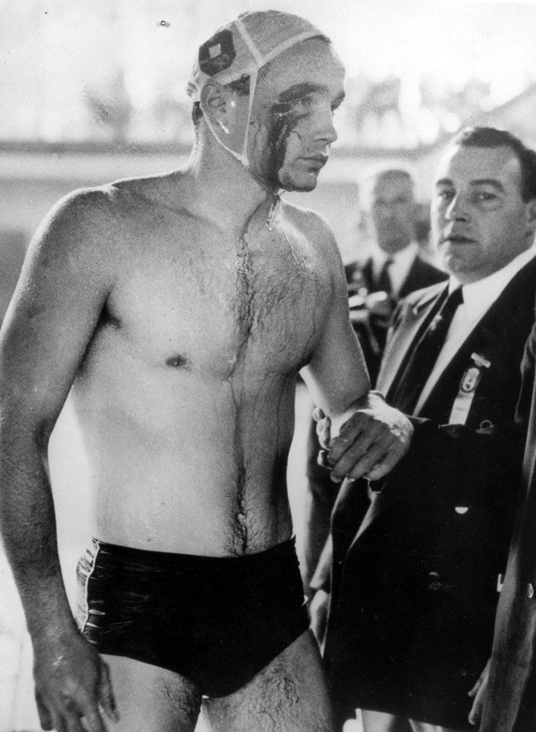 Hungria vence a URSS no "Jogo do Sangue na Água" do polo aquático