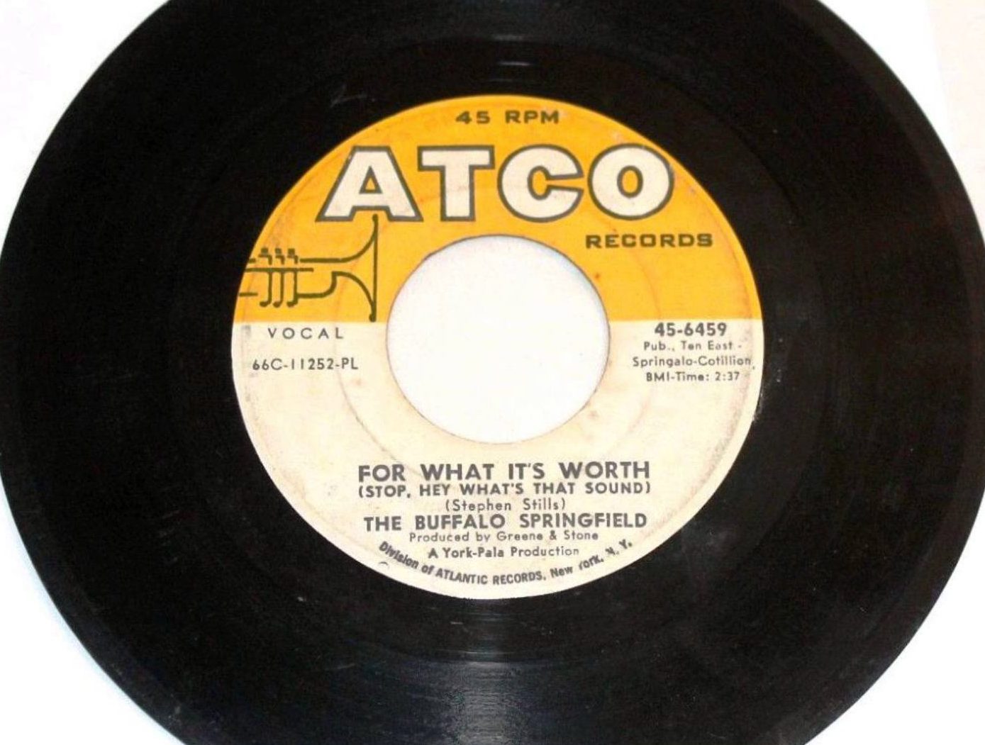Buffalo Springfield lança a emblemática “For What's It's Worth