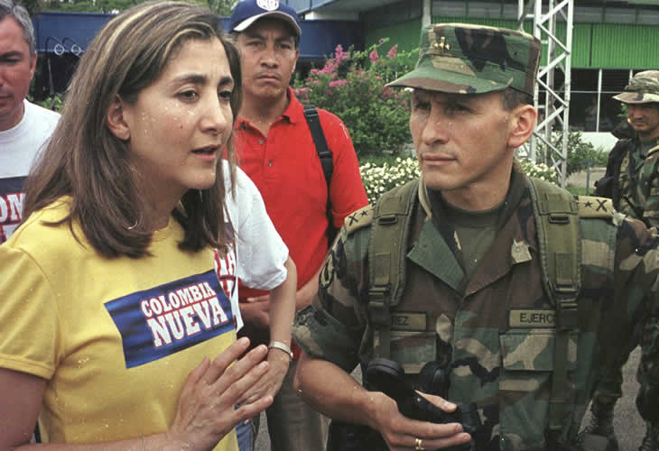Ingrid Betancourt é sequestrada pelas Farc na Colômbia