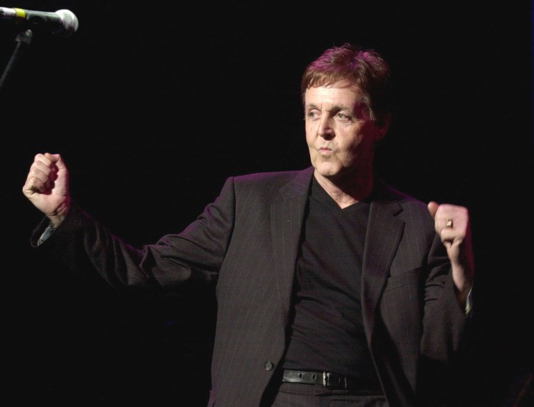 Paul McCartney canta “Yesterday” em tributo a George Harrison