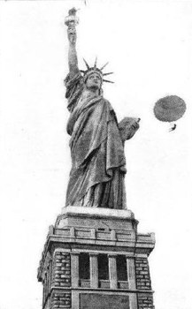 Rodman Law salta de paraquedas do alto da Estátua da Liberdade